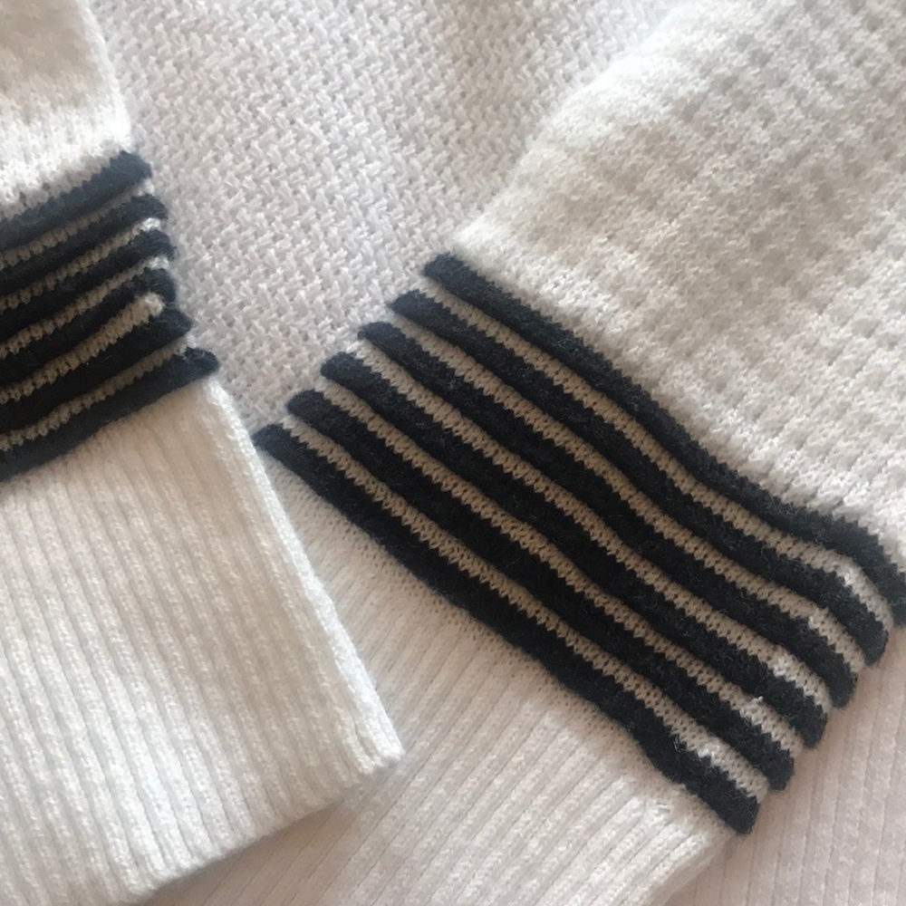 AE Light Sweater - Picture 2 of 12